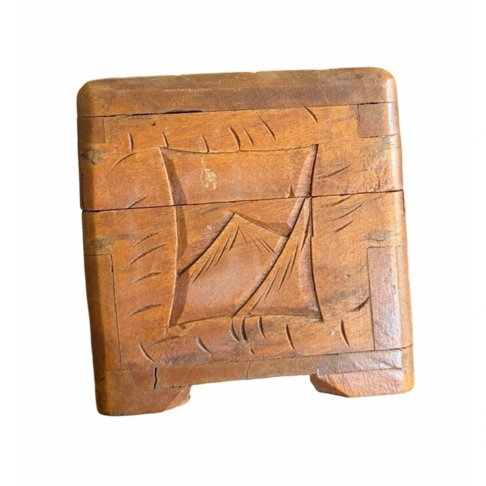 The Unbranded Brand vintage hand